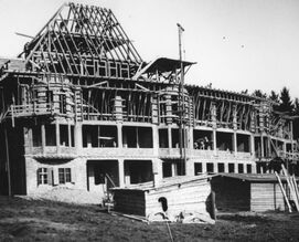 1913 – Bau des Dachstuhls