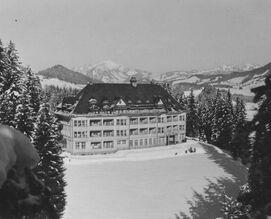 Aussenansicht des Stillachhauses im Winter